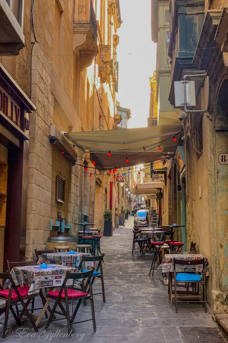 En liten gränd i Valletta med en restaurang 