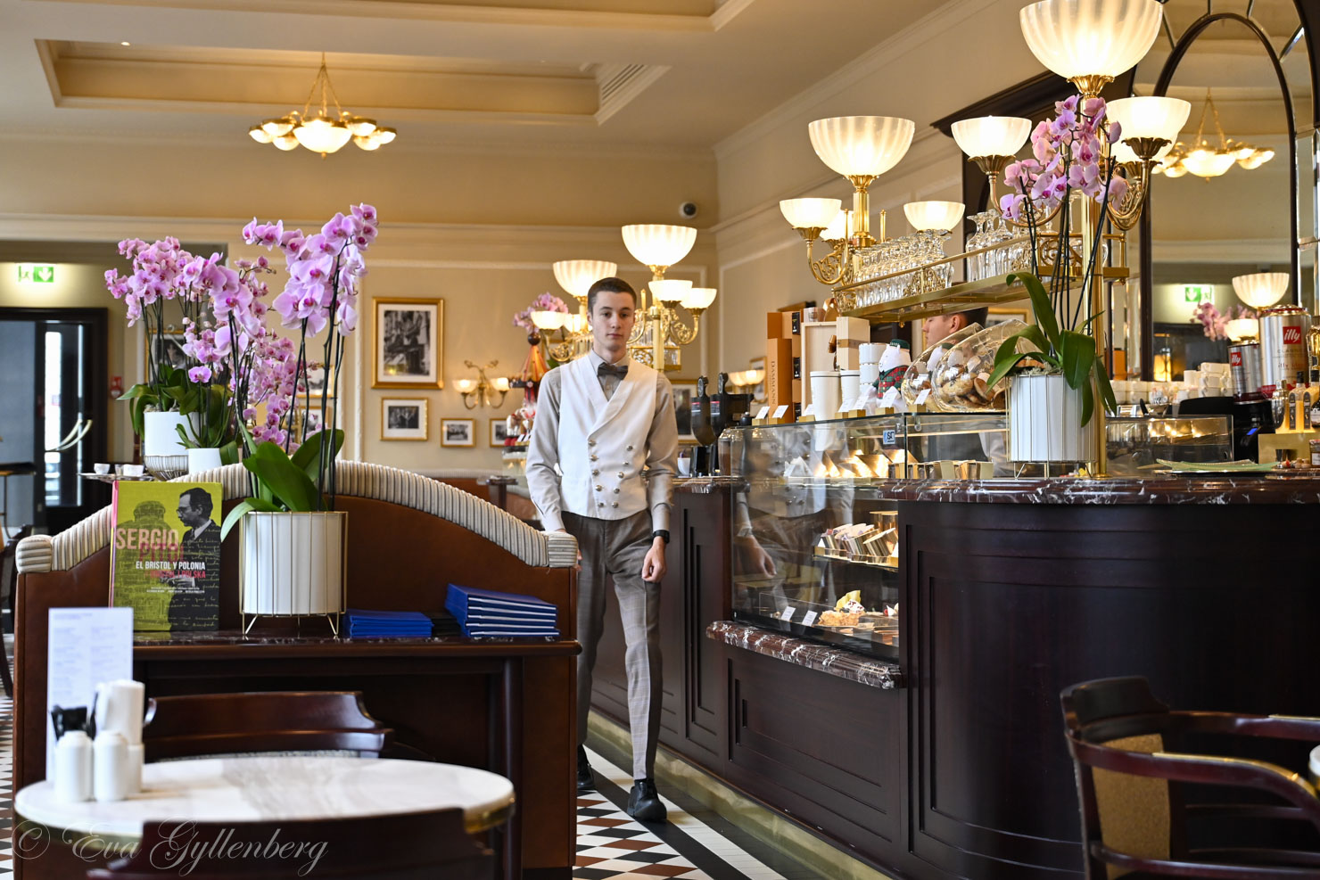 servitör på ett klassiskt café i Warszawa