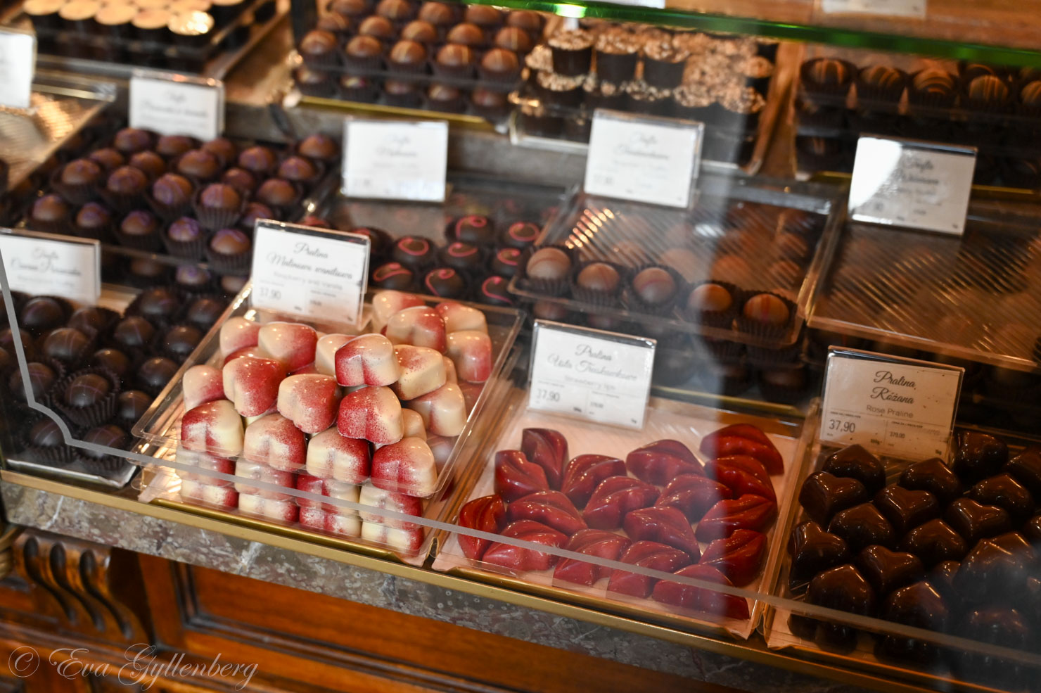 mängder av handgjorda chokladpraliner