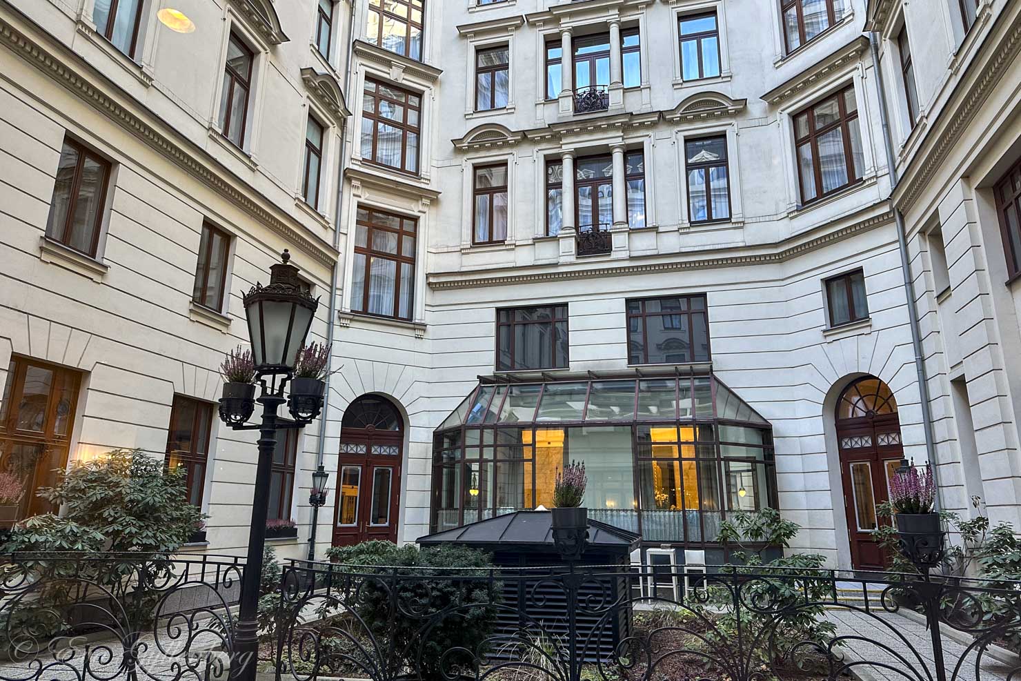 Innergården på vackert hotell i Warszawa