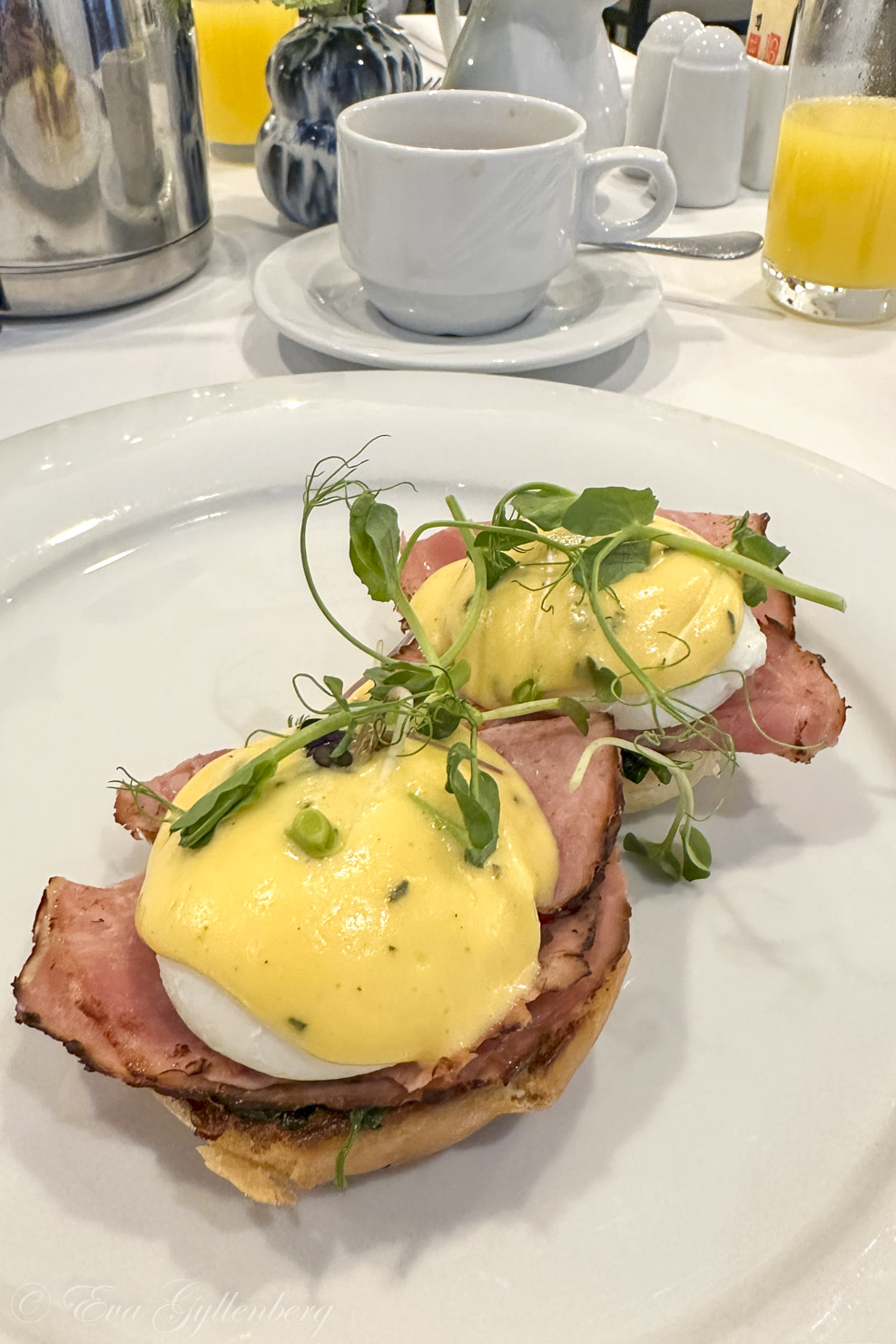 Eggs benedict och en kopp kaffe