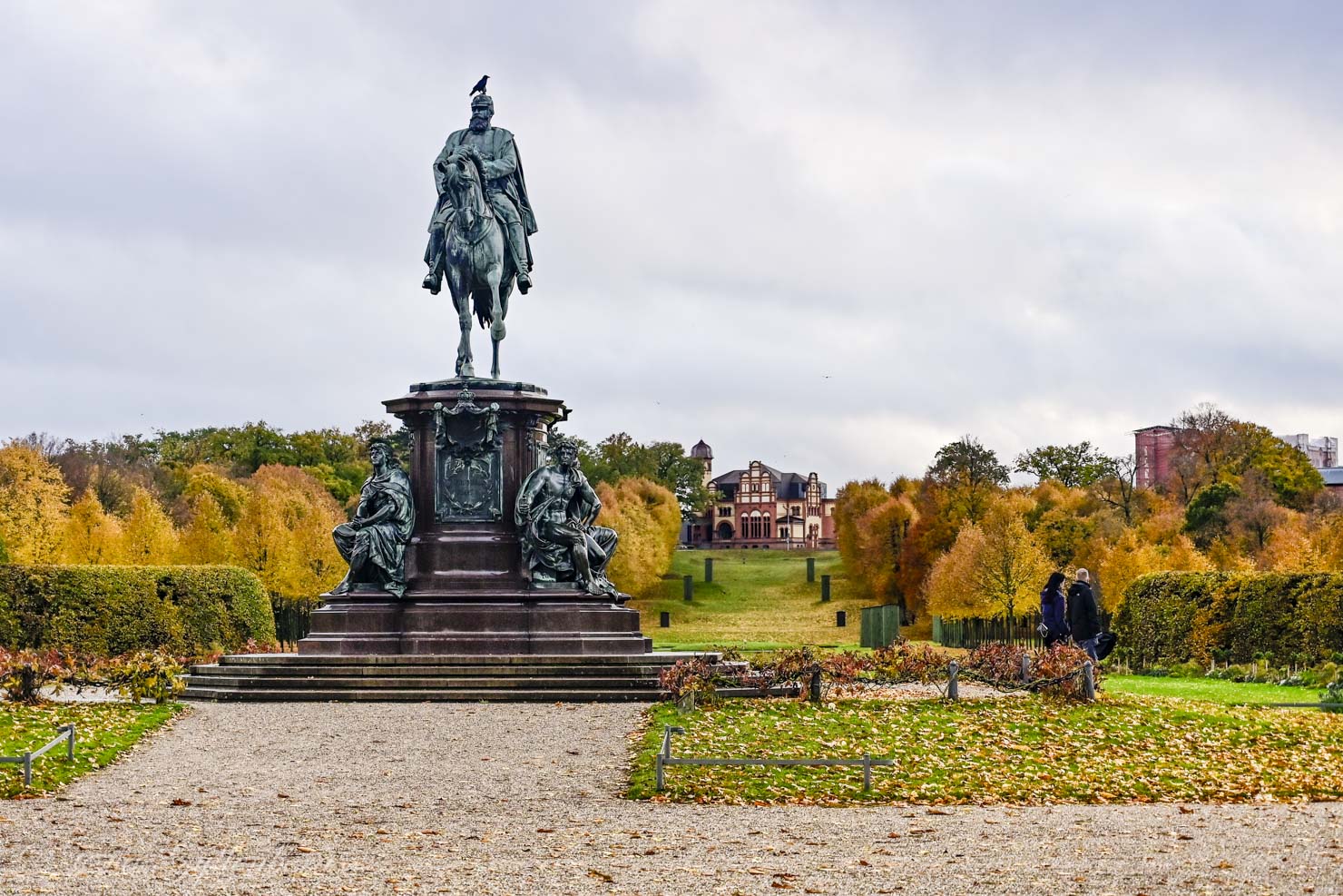 slottspark med staty av man på häst