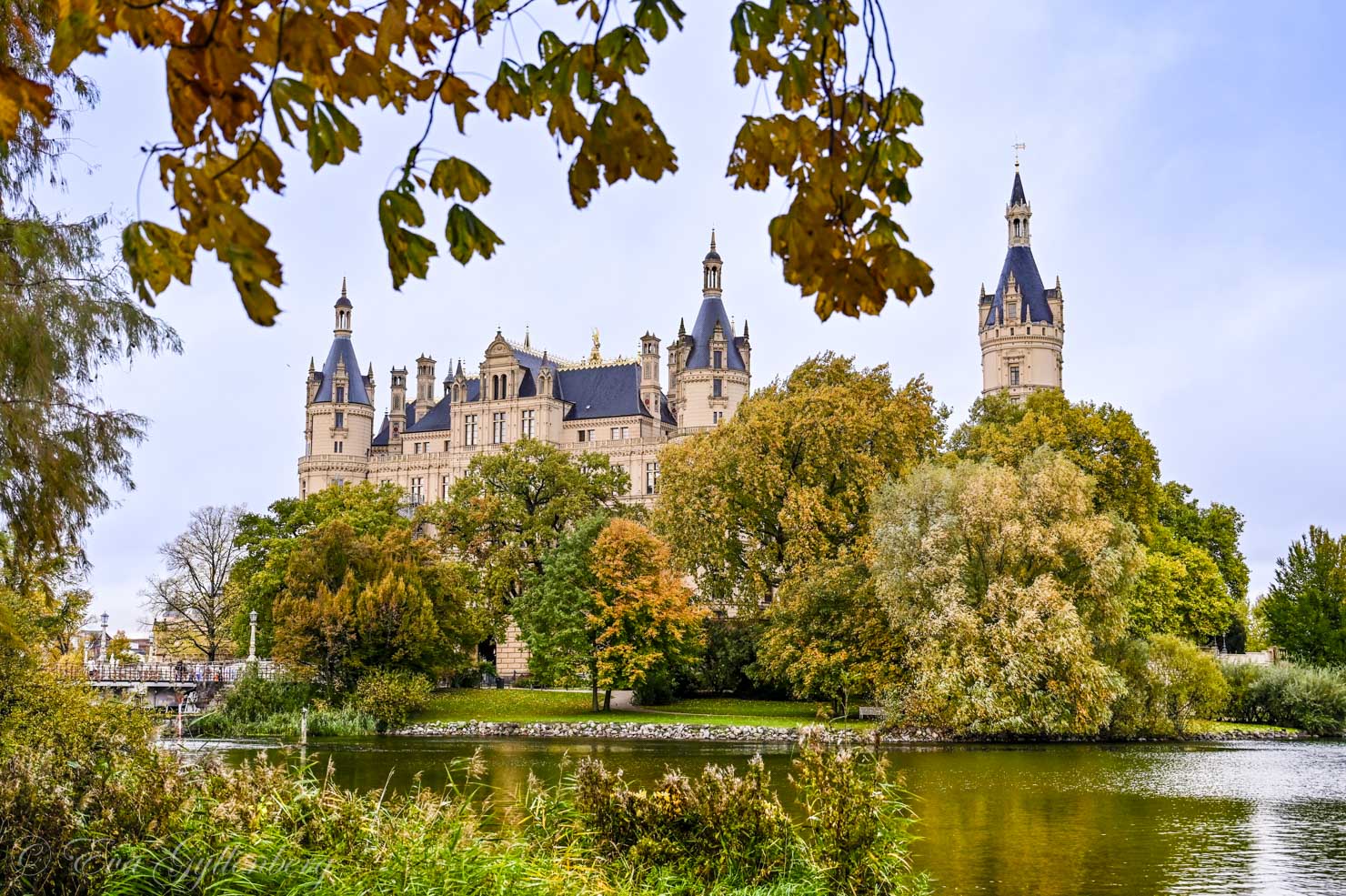 schwerins slott på en ö i höstskrud