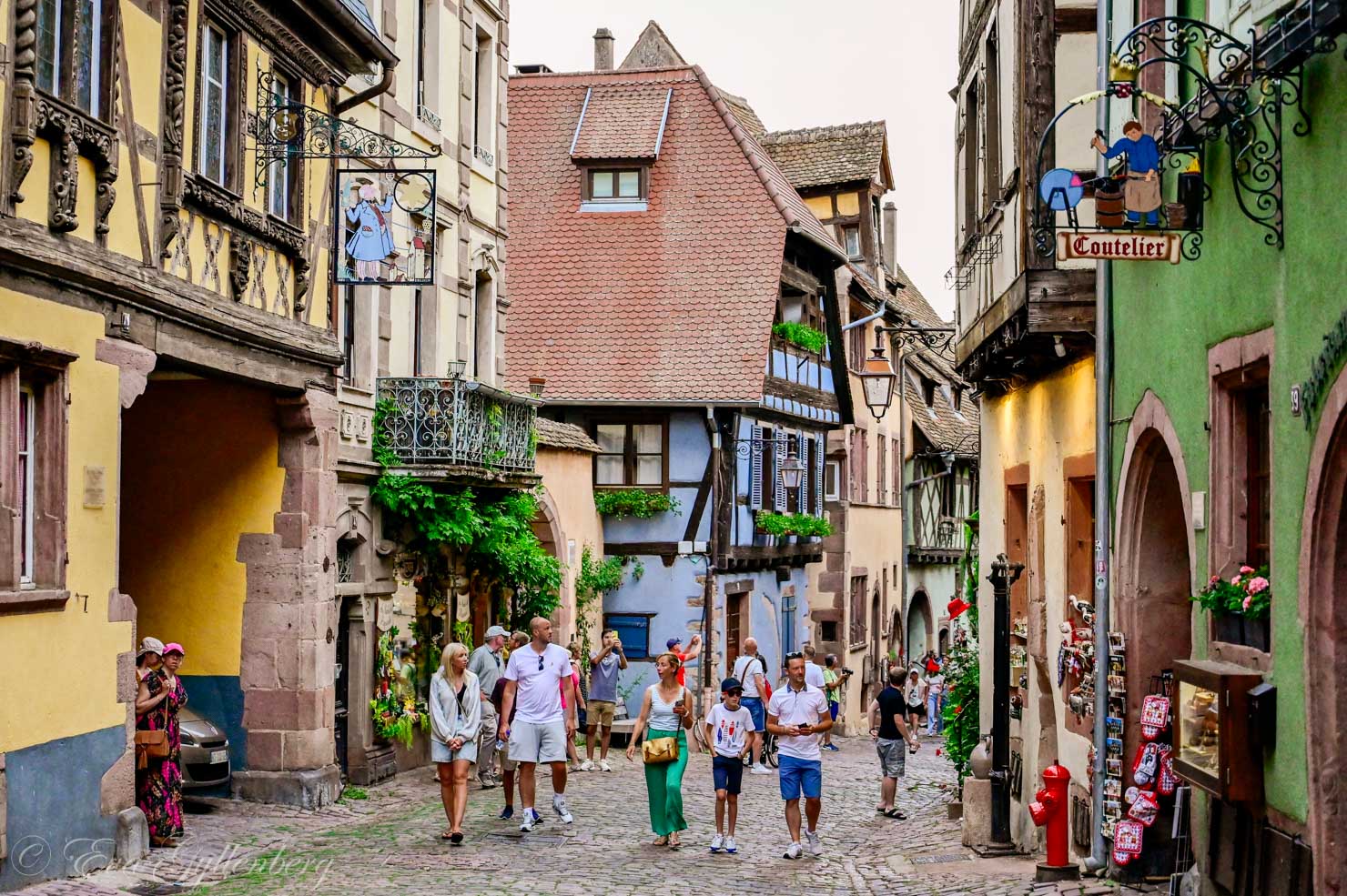 Gata med turister i en medeltida stad i Alsace